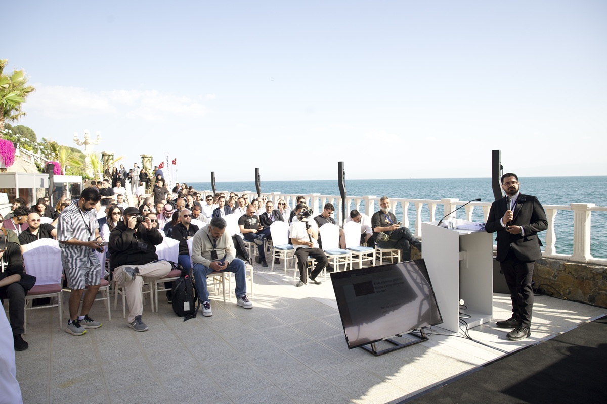 Bekir Aşlamacı, NAVEE’s first employee in Türkiye, introduces products to guests on-site